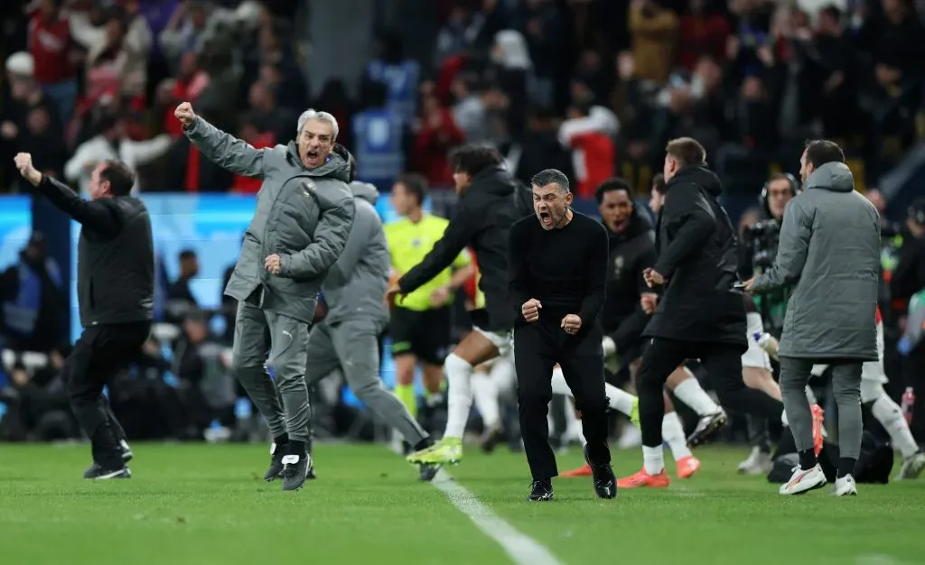 Sérgio Conceição e a equipa a comemorarem o golo do empate. Foto: Abdullah Ahmed/Getty Images).