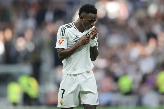 Vinicius Júnior viu o cartão vermelho direto em Valência, mas o castigo será cumprido no campeonato. Foto: Gonzalo Arroyo Moreno/Getty Images.