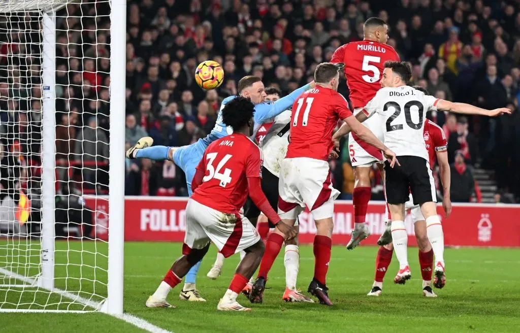 Diogo Jota a cabecear para fazer o golo da igualdade no jogo. Foto: Michael Regan/Getty Images.
