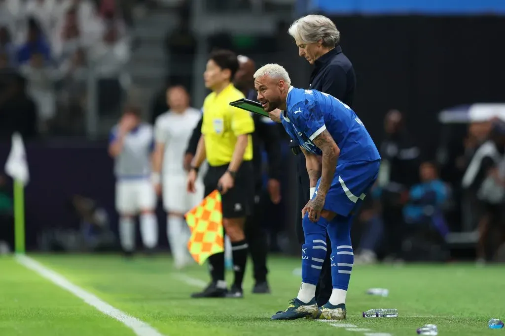 Neymar ao lado de Jesus, antes de entrar em campo. Foto: Yasser Bakhsh/Getty Images.