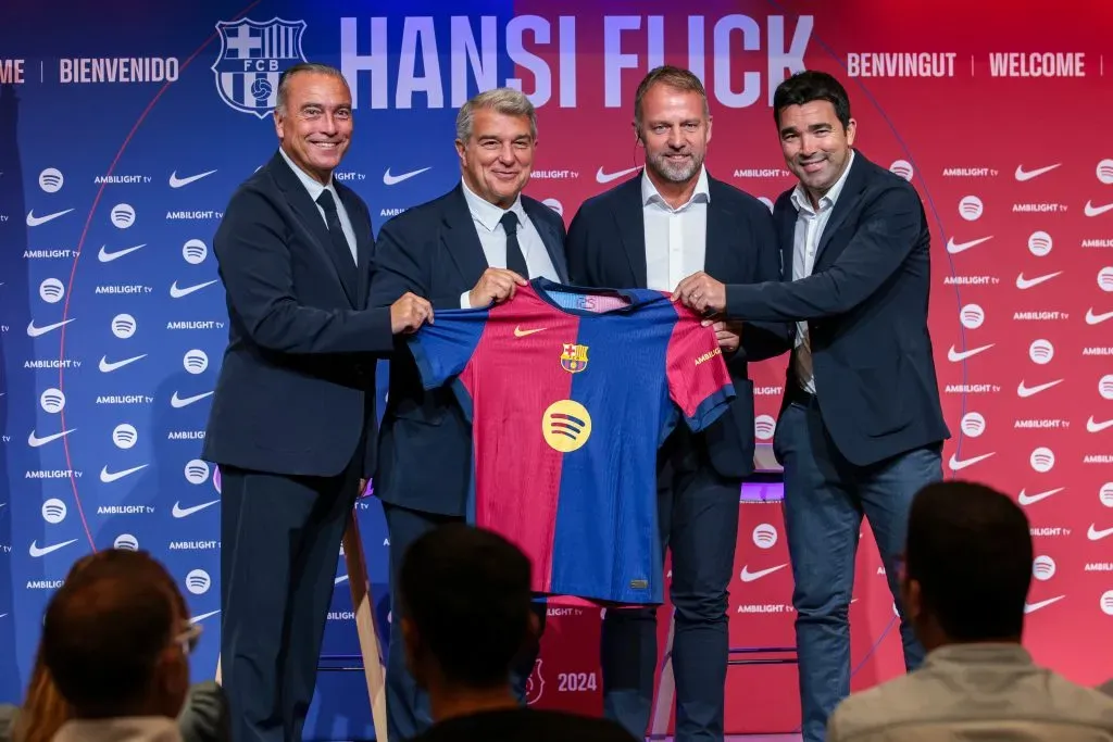 Deco, juntamente com Hansi Flick, Joan Laporta e Rafa Yuste, na apresentação do atual treinador do Barcelona. Foto: Eric Alonso/Getty Images.