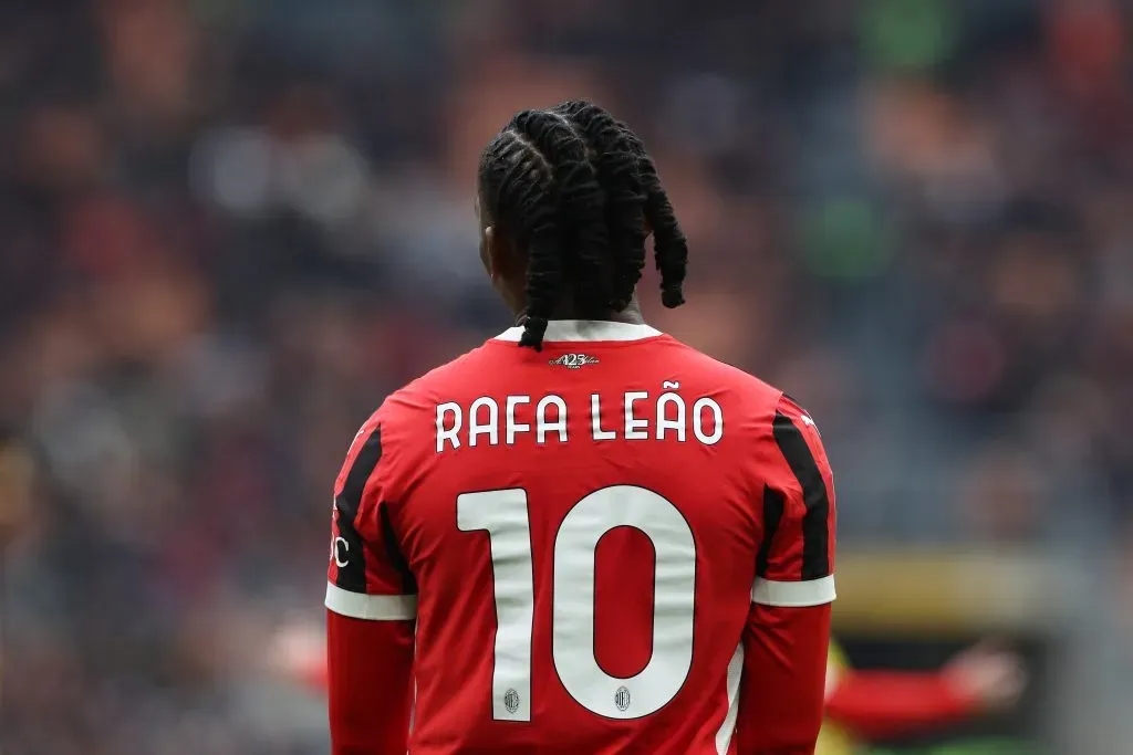 Rafael Leão foi substituido ao intervalo. Foto: Marco Luzzani/Getty Images