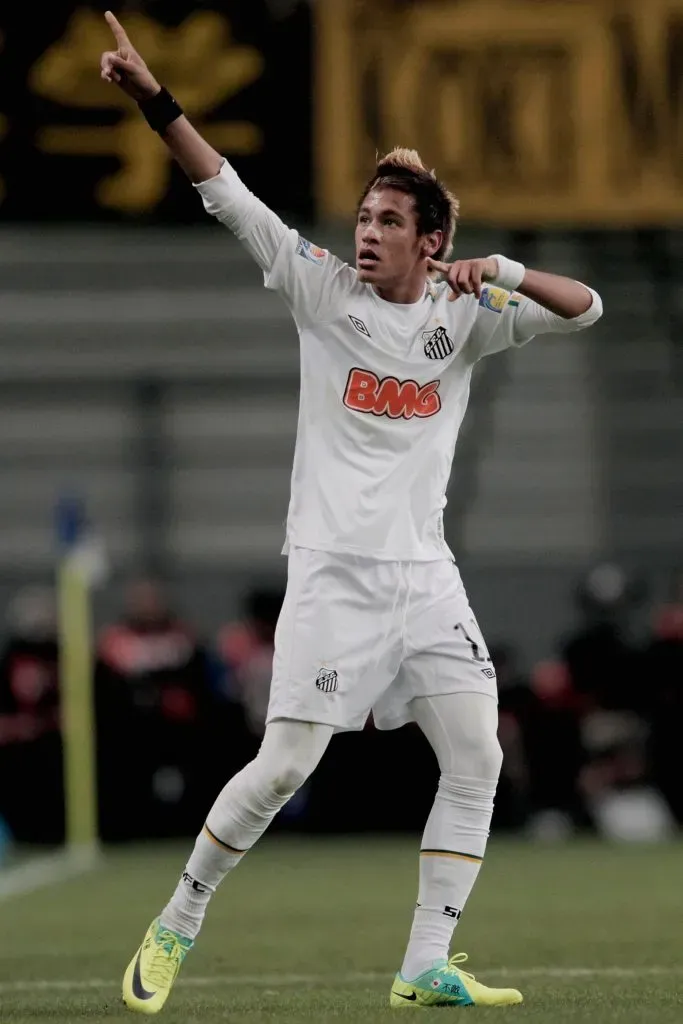 Neymar a comemorar um golo com a camisola do Santos. Foto: Lintao Zhang/Getty Images.