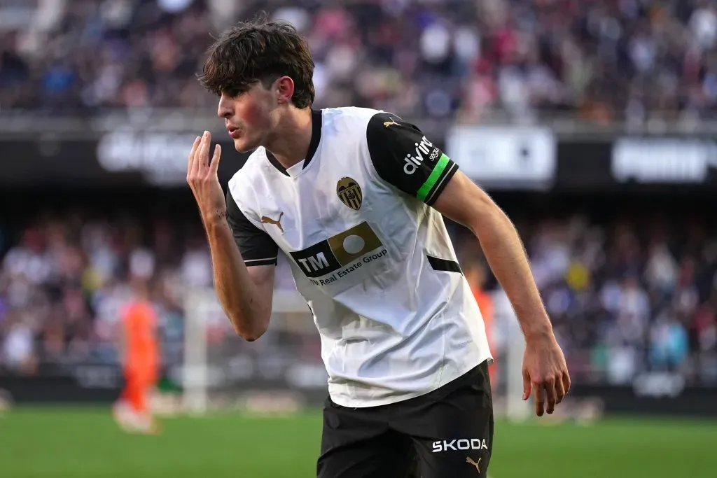 Javi Guerra é jogador do Valencia. Foto: Aitor Alcalde/Getty Images