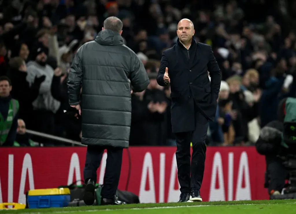 Ange Postecoglu, treinador do Tottenham e Arne Slot, treinador do Liverpool. Foto: Getty Images