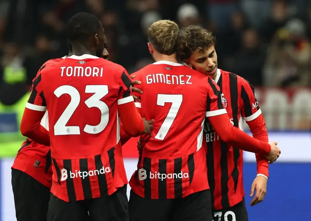Félix a festejar o golo com os seus companheiros de equipa. Foto: Marco Luzzani/Getty Images.