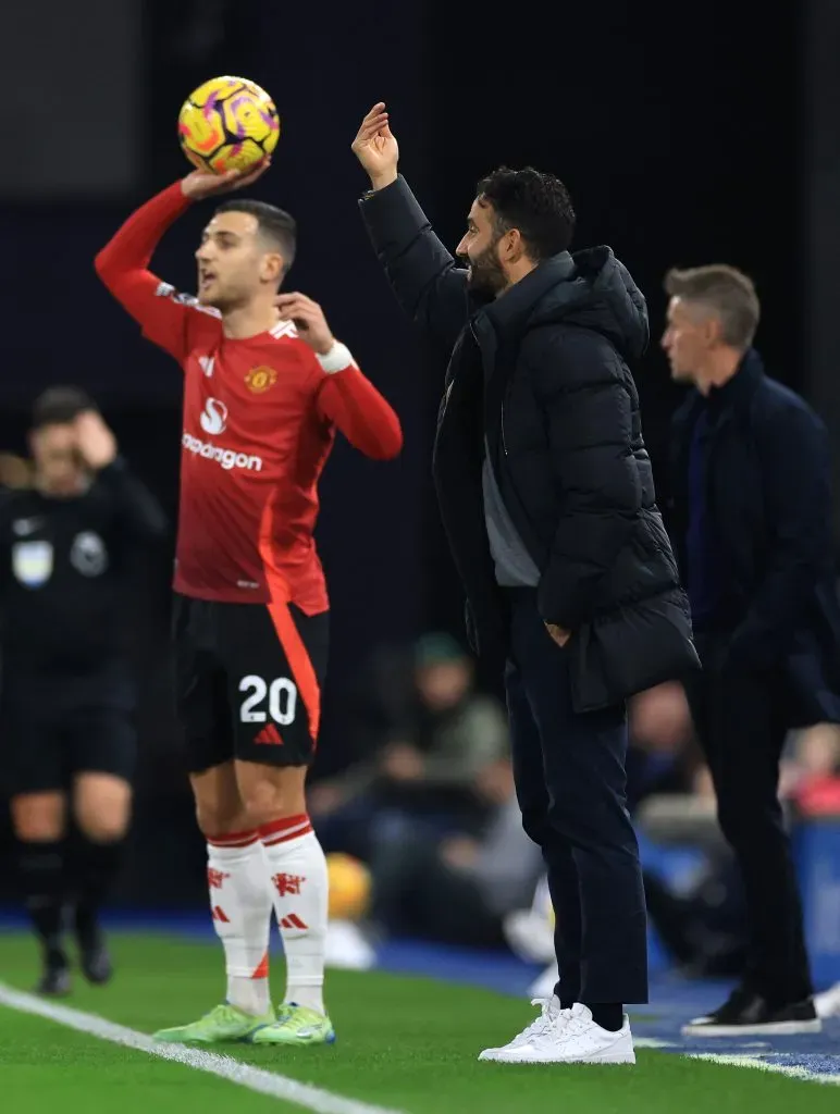 Dalot a marcar um lançamento e Amorim a dar indicações à equipa. Foto: Stephen Pond/Getty Images.