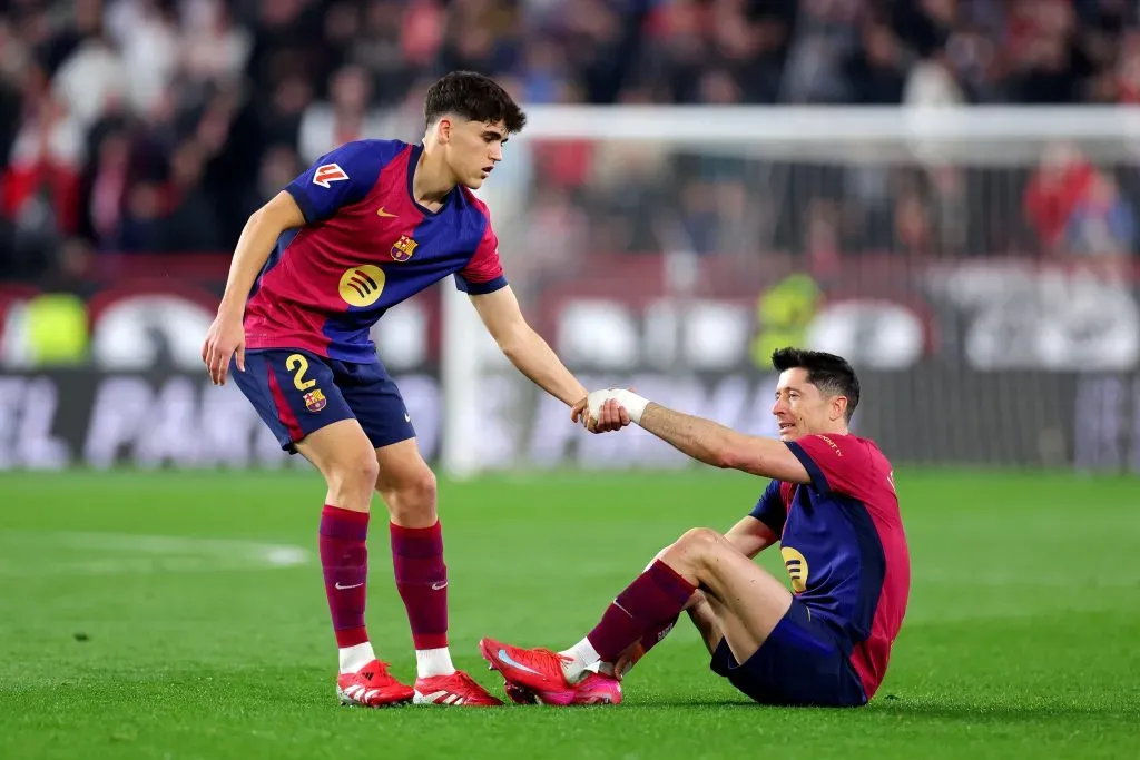 Cubarsí com o goleador Lewandowski. Foto: Fran Santiago/Getty Images.