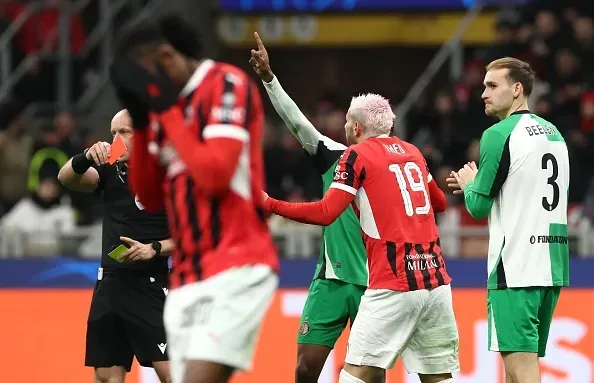 Theo Hernández ao receber o cartão vermelho. Foto: Getty Images