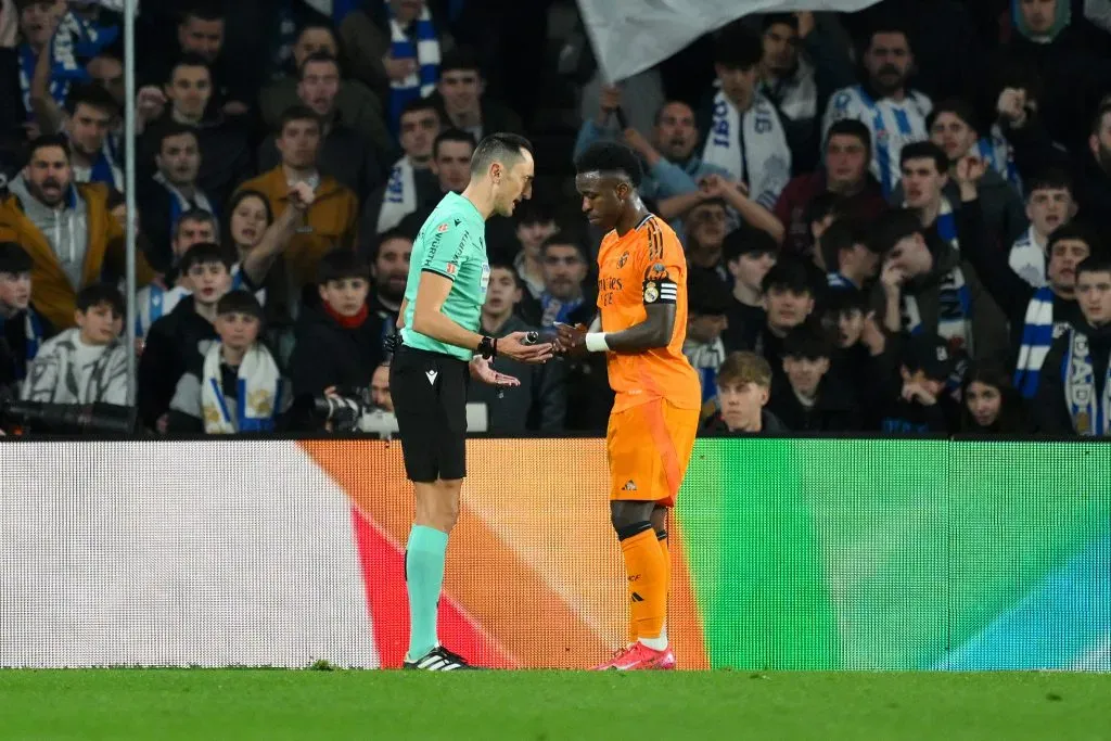 O capitão Vinícius Júnior denuncia cânticos de ódio ao árbitro Sánchez Martínez. Foto: David Ramos/Getty).