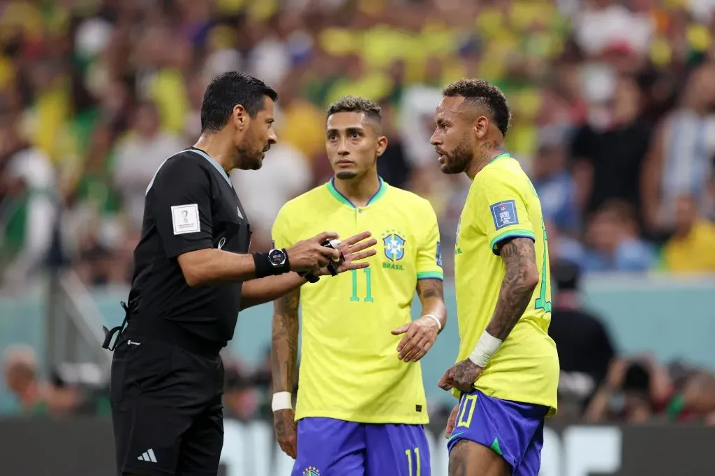 Raphinha e Neymar em jogo da seleção brasileira. Foto: Francois Nel/Getty Images.