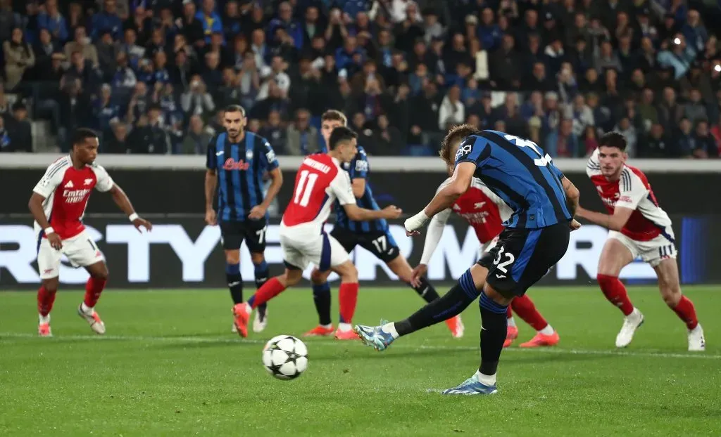 Mateo Retegui a jogar contra o Arsenal. Foto: Getty Images