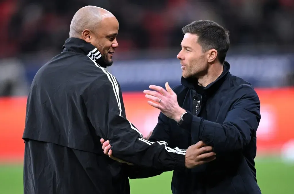 Vincent Kompany e Xabi Alonso. Foto: Stuart Franklin/Getty Images.