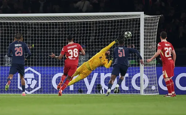 Alisson destacou-se na primeira mão dos oitavos contra o PSG. Foto: Getty Images