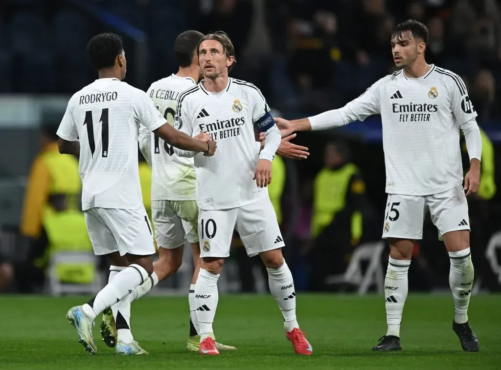 Rodrygo cumprimenta Luka Modric. Foto: Getty Images