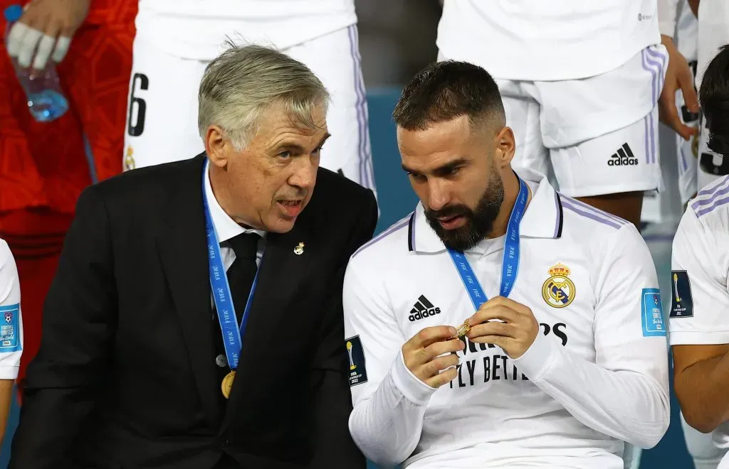 Ancelotti conta com apoio de Carvajal, lesionado, fora do relvado. Foto: Michael Steele/Getty Images.