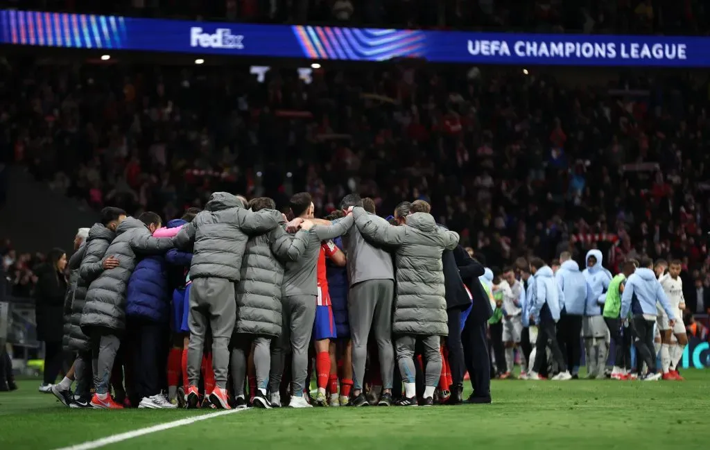 Jogadores do Atlético e do Real reunidos, após o tempo extra. Foto: Florencia Tan Jun/Getty Images.