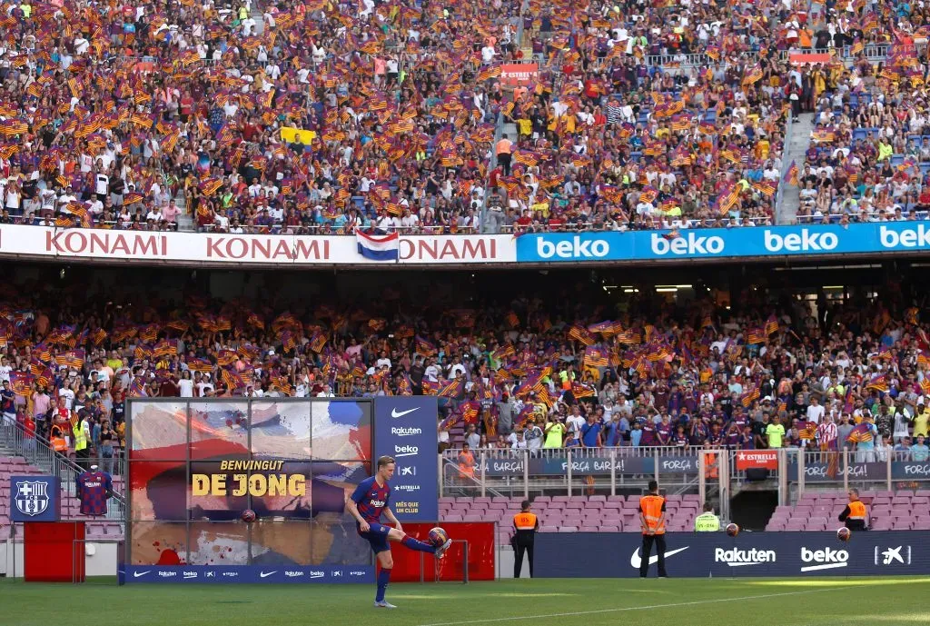 De Jong é apresentado no Barcelona, no Camp Nou, em 2019. Foto: Eric Alonso/Getty Images.