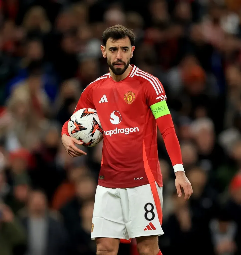 Bruno Fernandes merece levar a bola para casa, após os três golos no jogo. Foto: Carl Recine/Getty Images.