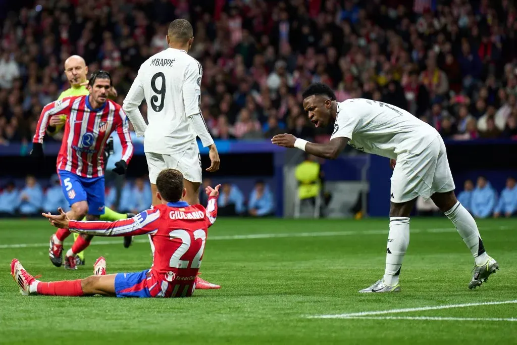 Vinícius Junior provoca adversário. Foto: Getty Images