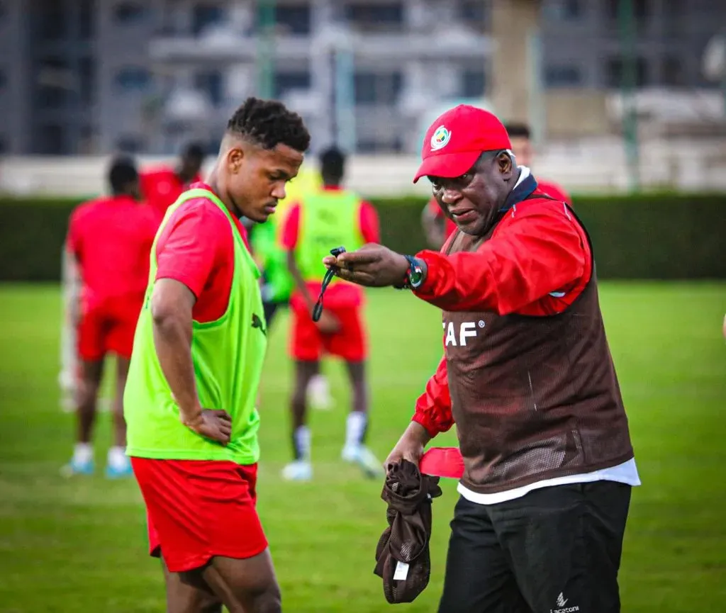 Chiquinho Conde, selecionador de Moçambique, a dar indicações no treino a Geny Catamo. Foto: FMF.