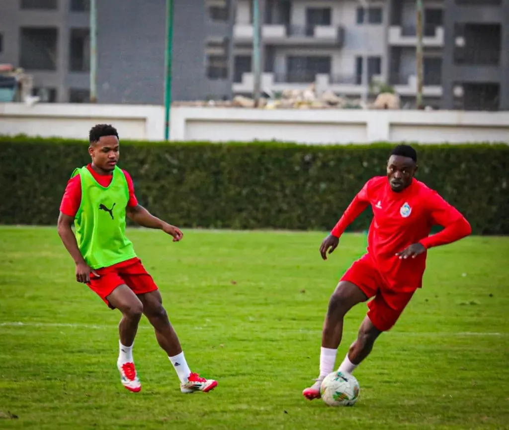Melque Garcia (direita) no treino de Moçambique. Foto: FMF