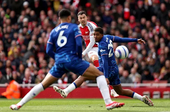 Gabriel Martinelli, Wesley Fofana e Colwill durante Arsenal x Chelsea. Foto: Getty Images