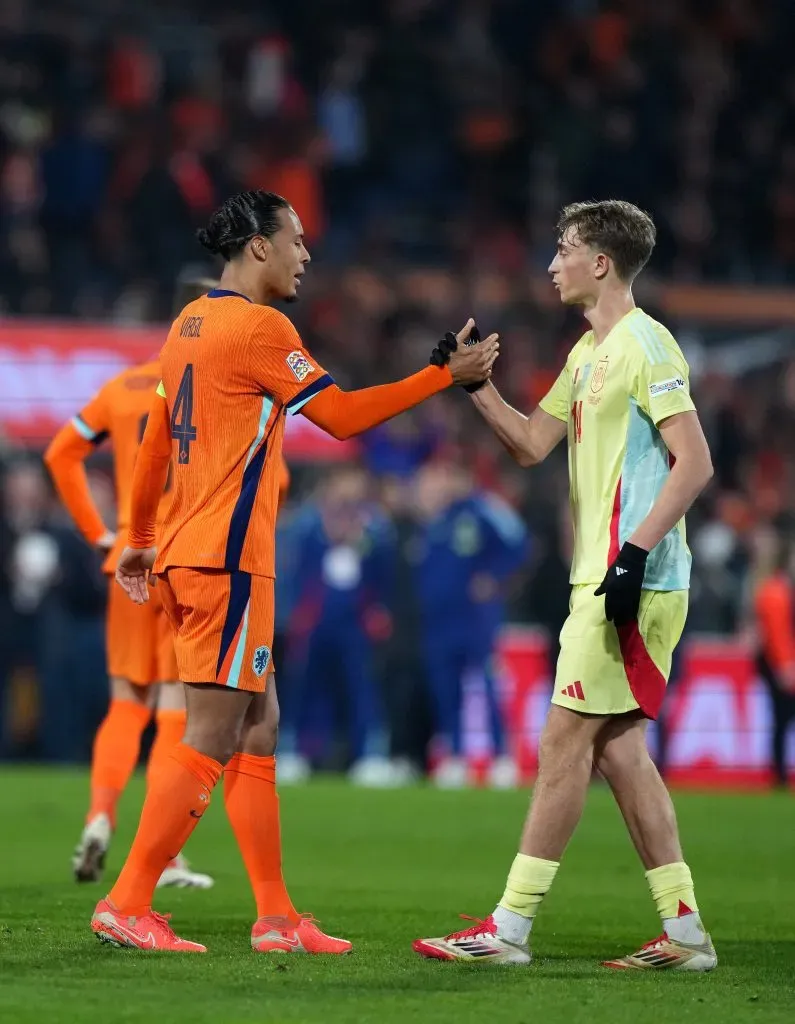 O presente e o futuro: Van Dijk e Huijsen a cumprimentarem-se. Foto: Alex Bierens de Haan/Getty Images.
