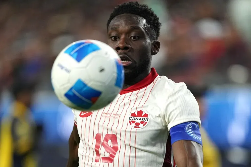 Davies a jogar com a camisola da seleção do Canadá. Foto: Michael Owens/Getty Images.