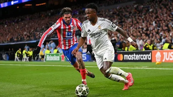 De Paul e Vini Jr durante a primeira mão de Atlético Madrid e Real Madrid. Foto: Getty Images