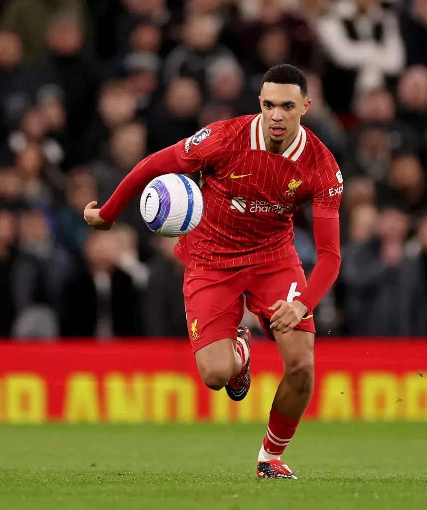 Alexander-Arnold em ação com a camisola do Liverpool. Foto: Carl Recine/Getty Images.