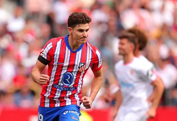 Julián Alvarez empatou o jogo na conversão de penálti. Foto: Getty Images