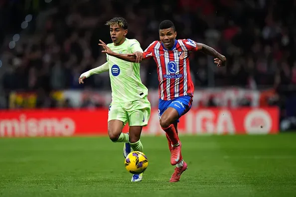 Reinildo em disputa com Lamine Yamal contra o Barcelona. Foto: Getty Images