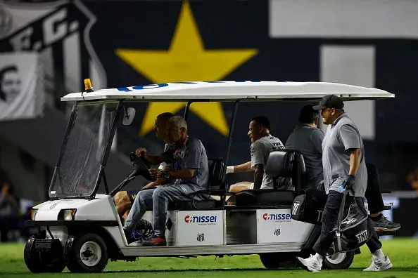 Neymar lesionou-se contra o Atlético Mineiro no Brasileirão. Foto: Getty Images
