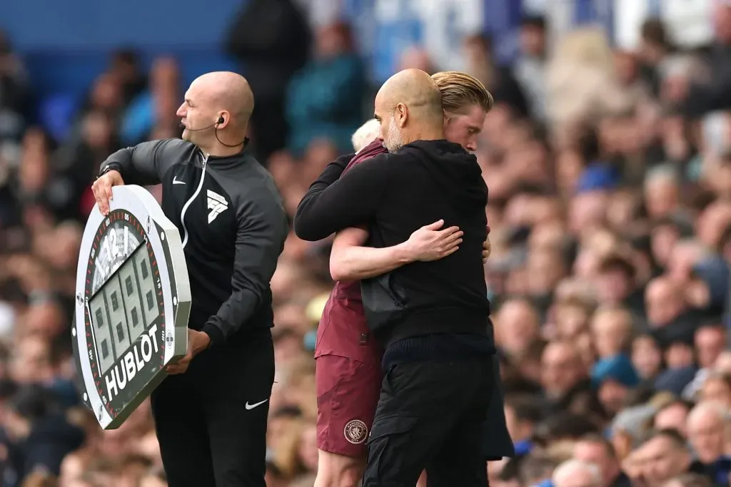 Kevin De Bruyne abraça Pep Guardiola. Foto: Getty Images