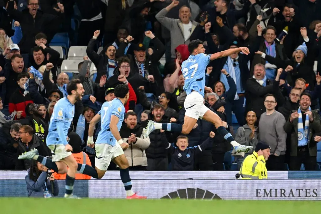 Matheus e Bernardo, junto com os colegas, celebram o golo tardio do City. Foto: Michael Regan/Getty Images.