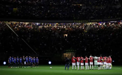 O momento em que o estádio inteiro faz um minuto de silêncio. Foto: Marco Luzzani/Getty Images.