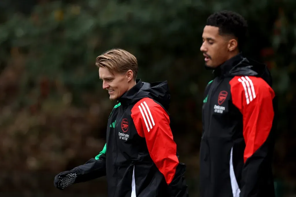 Martin Odegaard e William Saliba numa sessão de treino do Arsenal. Foto: Harry Murphy/Getty Images.