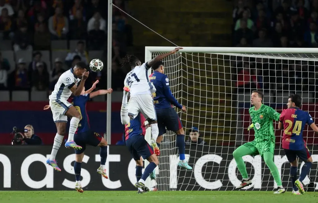 O momento do terceiro golo do Inter e o segundo da conta pessoal de Dumfries. Foto: David Ramos/Getty Images.