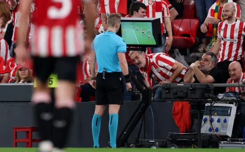 O momento em que o árbitro revê o puxão de Vivian a Hojlund e depois assinala grande penalidade, além de expulsar o defesa. Foto: Clive Brunskill/Getty Images.