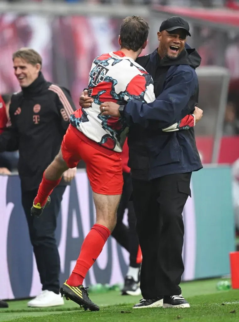 Muller a abraçar Kompany. Foto: Stuart Franklin/Getty Images.