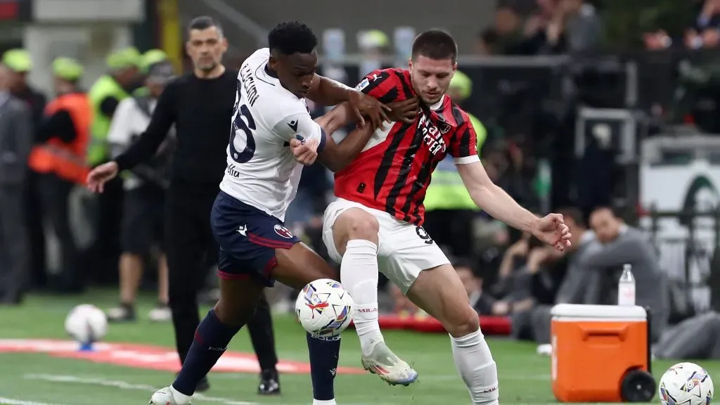 Ao fundo, Sérgio Conceição atento ao desenrolar do jogo do Milan com o Bolonha. Foto: Marco Luzzani/Getty Images)
