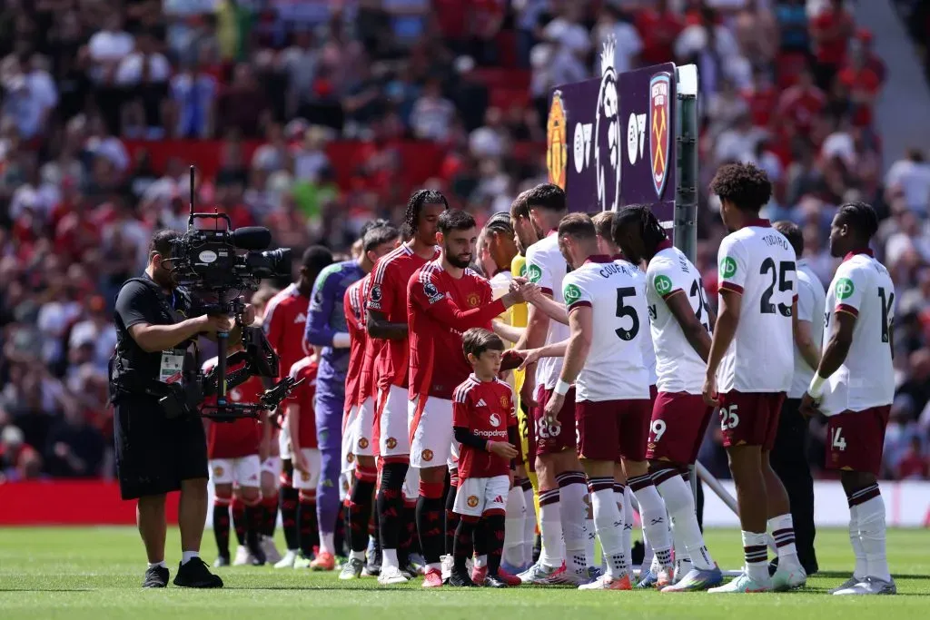 Atletas dos dois clubes a cumprimentarem-se antes do início do jogo. Foto: Alex Livesey/Getty Images.