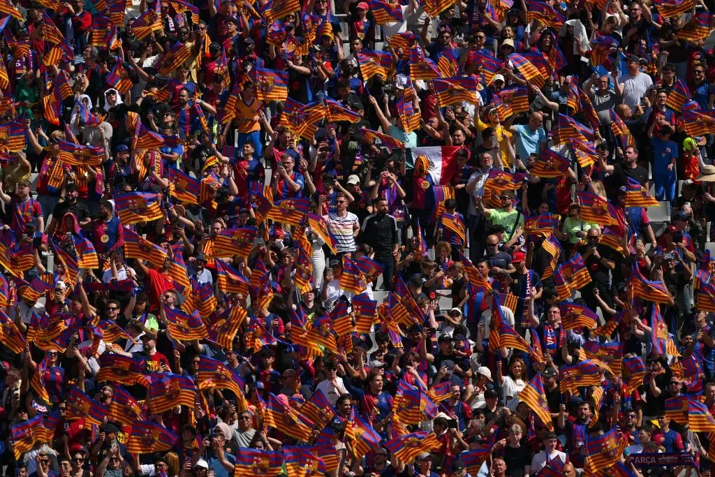 O apoio dos adeptos do Barcelona. Foto: David Ramos/Getty Images.