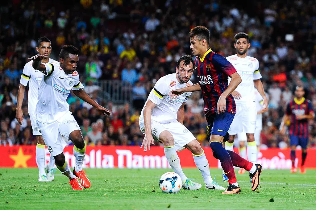 Neymar enfrentou os seus antigos colegas em Barcelona x Santos no Camp Nou, em 2013. Foto: Getty Images