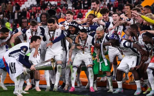 O momento em que Son vai levantar o troféu da Liga Europa. Foto: Ryan Pierse/Getty Images.