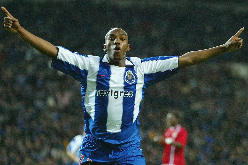 Benni McCarthy celebrando golo do FC Porto na Champions League 2003/2004. Foto: Getty Images