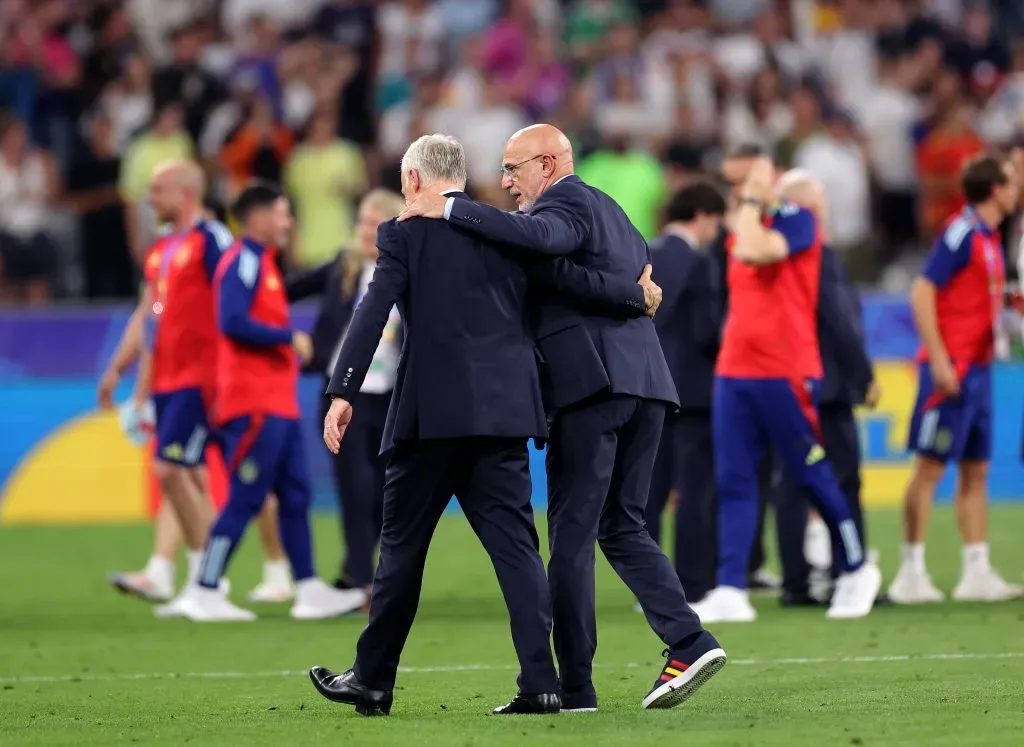 Luis de la Fuente e Didier Deschamps abraçados. Foto: Alex Livesey/Getty Images.