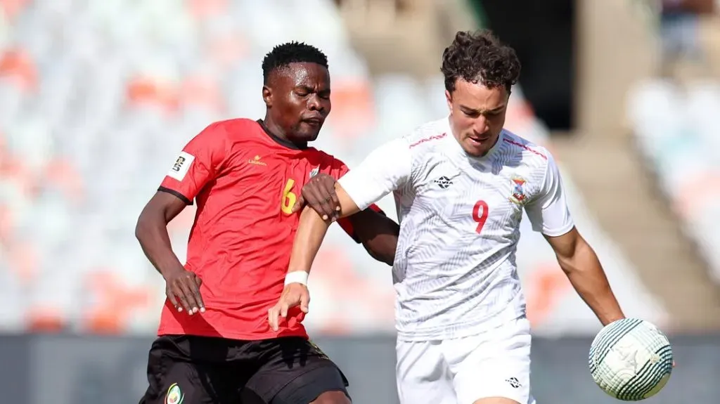 Ezequiel Idalina persegue um adversário no Moçambique x Maurícias. Foto: facebook oficial da FMF