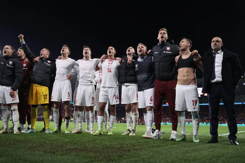Probierz, Lewandowski e vários jogadores polacos em união com os adeptos. Foto: Michael Steele/Getty Images.